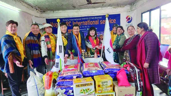 네팔 봉사활동에 나선 무극로터리클럽 회원들과 함께.