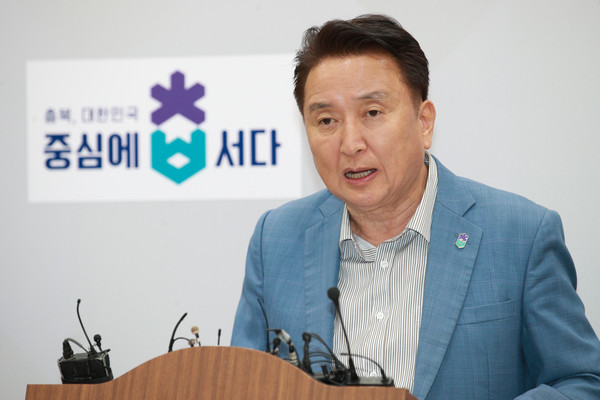 지난 15일 충북도청 브리핑룸에서 22대 총선 당선인과의 협력의사를 밝히는 김영환 충북지사.
